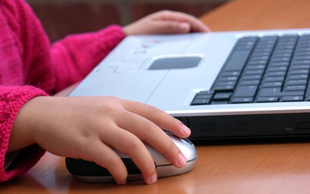 Училища минават на онлайн уроци